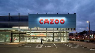 In Großbritannien betreibt Cazoo bereits mehrere Auslieferungszentren. In Deutschland will der Anbieter zunächst aber offenbar voll auf Haustürlieferungen setzen. (Cazoo)