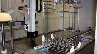 Für die Beschichtung müssen die Präzisionsoptiken vollständig frei von organischen und anorganischen Substanzen, Partikeln, Finger- und Handschuhabdrücken sein. (Bild: Jenoptik)