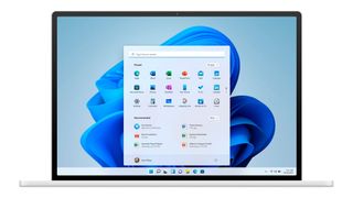 Zentral(e): Das runderneuerte Startmenü kommt ohne Kacheln aus und sitzt standardmäßig in der Mitte des Bildschirms. Die Fensteroptik tendiert stark Richtung macOS. (Bild: Microsoft)