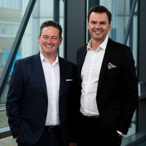 Philip Glörfeld (links) übernimmt die Aufgabe des Head of Business Development Sales bei Thyssenkrupp Polysius von Lukas Schoeneck.(Bild:  Rainer Kaysers/ Thyssenkrupp Polysius)