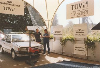 1990: Im März 1990 lassen ehemalige Mitarbeiter des Amtes für technische Überwachung der DDR den zuerst 1878 in Chemnitz gegründeten sächsischen Überwachungsverein wieder aufleben. Unterstützt wird der Aufbau des TÜV Chemnitz (ab Juli 1990 TÜV Sachsen) vom TÜV Bayern. Beide Seiten arbeiten auf eine baldige Fusion hin, die 1992 Wirklichkeit wird. 1990, im Jahr der Wiedervereinigung, sind zunächst der TÜV Baden und der TÜV Stuttgart an der Reihe: Aus den beiden Überwachungsvereinen geht der TÜV Südwest hervor. Die von Wirtschaft und Politik seit Langem geforderte Zusammenführung der beiden TÜV-Organisationen in Baden-Württemberg ist Realität. (TÜV Süd)