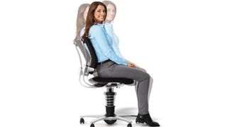 Der Active-Office-Chair 3Dee ohne Armlehnen ermöglicht mehr uneingeschränkte Bewegungen im langen Sitzalltag. (Aeris)