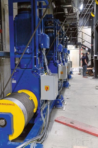 Blick in die Untermaschinerie des neugebauten Münchner Volkstheater. Die Bühnentechnik bewegt an daumendicken Seilen bis zu 18 t dynamische Nutzlast und sorgt für rasche Szenenwechsel. (Hytorc)