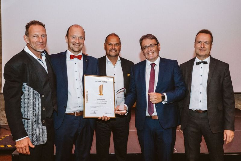 Partner des Jahres 2023: (v. l.) Stefan Otto (Reiner SCT), Benjamin Schreyer (surfAN EDV), Th. Peter, A. Staiger, K. Bechthold (alle REINER SCT) (Bild: REINER SCT)