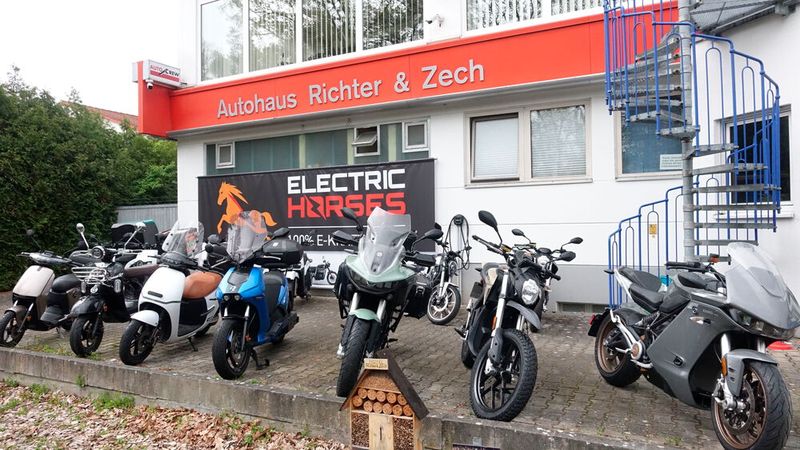 Erst freie Werkstatt, dann Markenpartner und heute E-Mobilitätsspezialist und Mehrmarkenservicepartner mit Neu- und Gebrauchtwagenhandel: Richter & Zech orientiert sich kontinuierlich an den Anforderungen von Markt und Kunden. (Bild: Dominsky – VCG)
