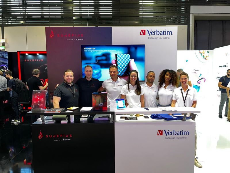 Das Surefire und Verbatim Team zieht mit seinen Produkten jede Altersklasse an. (Bild: Vogel IT-Medien GmbH)