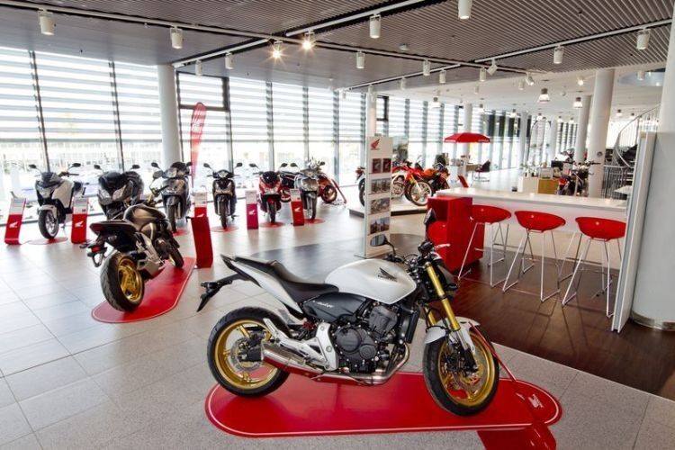 Auch die neue Honda-Motorrad-CI wurde im Betrieb umgesetzt. Die Preisaufsteller von Honda Motorrad sind genauso rot wie die Stühle der Kundenwartezone. (Foto: Honda)
