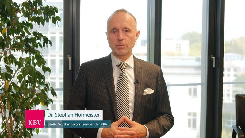 Dr. Stephan Hofmeister im Video auf der KBV-Webseite: „Das Thema Resilienz und Gesundheitsversorgung in nationaler Krise wird auch am 8. Oktober auf unserer Herbsttagung eine Rolle spielen und dort intensiv diskutiert werden [...].“(Bild:  KBV / Screenshot)