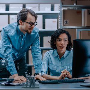 Als smarte Tools in der Distributionslogistik bilden Softwarelösungen wie die von Remira das Bindeglied zwischen Einkauf, Produktion und Absatz in Unternehmen.(Bild:  Gorodenkoff - stock.adobe.com)