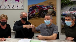 Anja Seesing und Gerard Seesing bei der Vertragsunterzeichnung mit Klaus Wohlfarth und Jürgen Wohlfarth (von links). (Reiger Racing Suspension)