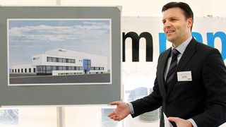 EBM-Papst-Landshut-Geschäftsführer Stefan Brandl beim Spatenstich für das neue Logistikzentrum. (Bild: EBM-Papst-Landshut)