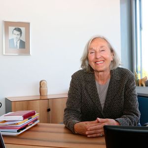 Das Gebetbuch ist für die Unternehmerin Renate Pilz ein steter Begleiter. Auch auf dem Schreibtisch liegt es griffbereit. Im Hintergrund ihr viel zu früh verstorbener Ehemann Peter Pilz, der laut Renate Pilz die Grundlagen für den Erfolg des Automatisierungsunternehmen geschaffen hat.