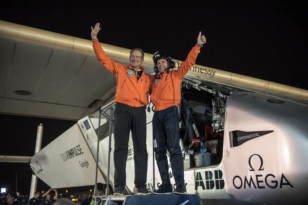 Mission vollbracht: Die Piloten Bertrand Piccard (58) und André Borschberg (63) feiern ihren Erfolg. (Solar Impulse)