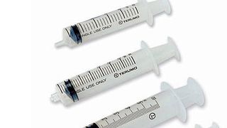 Beim Medizintechnik-Anbieter Terumo werden Tag für Tag unter hohen hygienischen Ansprüchen Millionen von Spritzen hergestellt. (Archiv: Vogel Business Media)