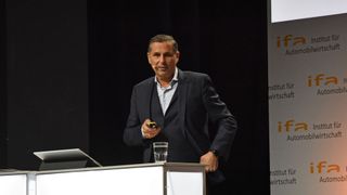 Engagierte Vorträge: Skoda-Chef Klaus Zellmer bei seinem Statement auf dem IfA-Gipfel im Jahr 2023 (Archivfoto). (Bild: Grimm – VCG)