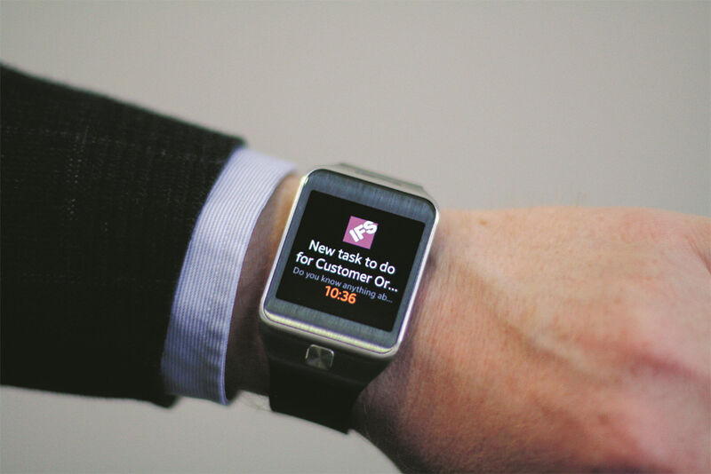 Eine aktuelle Machbarkeitsstudie von IFS zeigt, wie sich Business-Anwendungen auf Wearables nutzen lassen. So können beispielsweise Außendienst-Techniker auf Smartwatches wie der Samsung Gear 2 über wichtige Ereignisse benachrichtigt werden. (Bild: IFS)