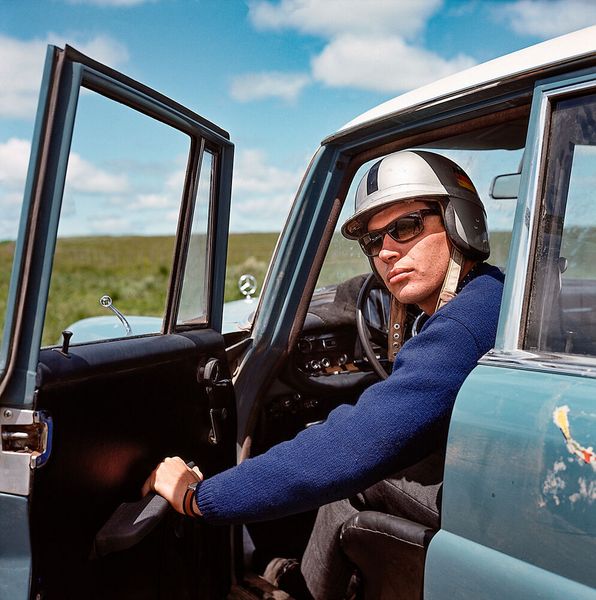 Dieter Glemser beim großen Straßenpreis von Argentinien für Tourenwagen 1964 am Steuer des Mercedes-Benz 300 SE Rallyefahrzeugs. Glemser und sein Beifahrer Martin Braungart erreichen Platz 2 der Gesamtwertung hinter ihren Teamkollegen Eugen Böhringer und Klaus Kaiser sowie vor Ewy von Korff-Rosqvist und Eva-Maria Falk – alle mit Mercedes-Benz 300 SE. Mercedes-Benz gewinnt 1964 mit dem Dreifachsieg zum vierten Mal in Folge das schwierigste Langstreckenrennen der Welt. (Bild: © Mercedes-Benz AG)