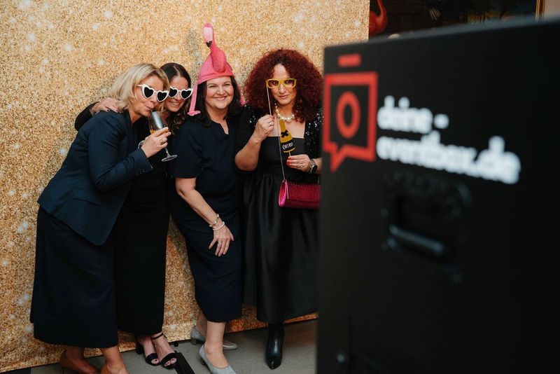 Das Sales-Team von IT-Business, ebenfalls zu Vogel IT-Medien GmbH gehörig, hatte Spaß mit der „Foto-Box“.  (Bild: Manuel Emme Fotografie)