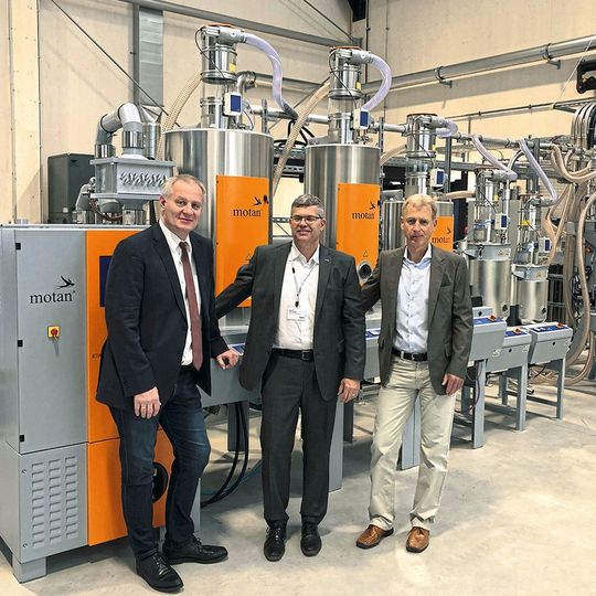Von links nach rechts: Thomas Luger, Knut Hilgert (Motan Holding) und Horst Bar vor der Motan-Anlage in der LIT Factory(Bild:  Motan)