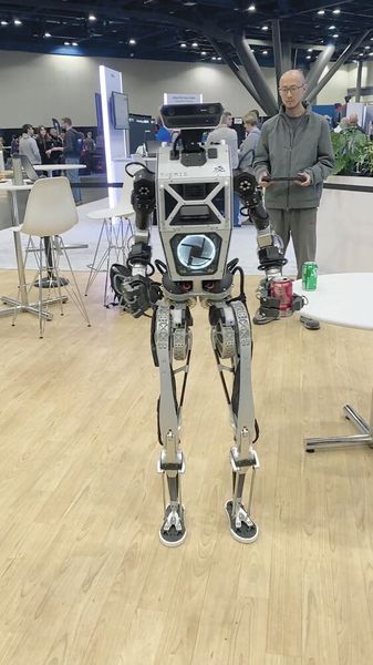 Le robot humanoïde Themis en action lors du 3DEXPERIENCE WORLD 2026 à Houston. (Source : Marina Hofstetter)