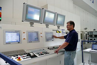 Steuerzentrale beziehungsweise der Leitstand für die Schuler-Presse; noch hat ein Schuler-Mitarbeiter die Operationen im Griff, doch schon bald werden die BMW-Kollegen das Ruder übernehmen. (Archiv: Vogel Business Media)