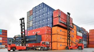 Die Leercontainerstapler DCG 100 von Kalmar bieten 10 Tonnen Tragkraft und 18,5 Meter Hubhöhe. (Kalmar)