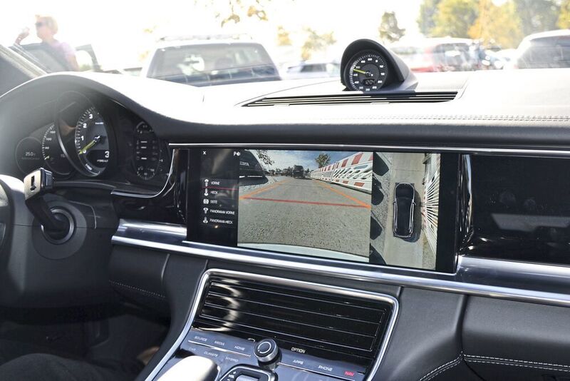 Mit über fünf Metern Länge und fast zwei Metern Breite ist der Panamera kein sonderlich praktischer Begleiter in der Stadt. Front- und Rückkamera helfen aber beim Rangieren. (Simon / »kfz-betrieb«)