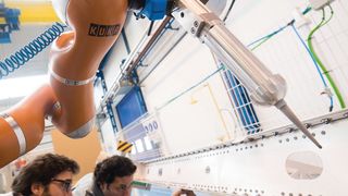 Valeri ist ein mobiler Assistenzroboter in der Flugzeugindustrie und arbeitet im direkten Umfeld des Menschen. (Bild: Kuka)