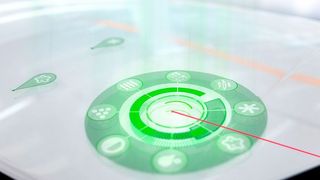 Fehlerdokumentation mit Q-Select am Beispiel einer Motorhaube: Per Laserpointer wird der Fehler markiert, über das kreisförmig angeordnete, für den jeweiligen Einsatzzweck angepasste Menü annotiert. (Fraunhofer IOSB)