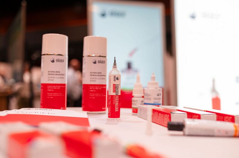 Alles rund um die Verbindungstechnik – das war auf der Schraubtec in Bochum geboten. (Bild: Donna und der Blitz)