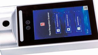 Zugangskontrollsystem RS PRO: kombiniert traditionelle Infrarot-Temperaturmessung mit KI (Bild: RS Components)