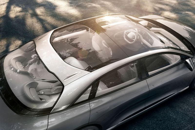 Das Glasdach sorgt für einen lichtdurchfluteten Innenraum. (Lucid Motors)