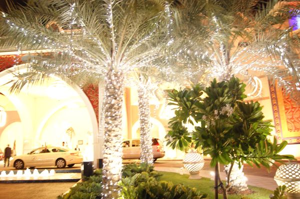 Der Vorhof des Tagungshotels Zabeel Saray am Abend (Archiv: Vogel Business Media)