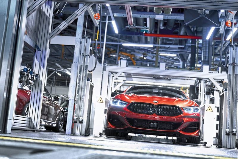 Die Karosserie wird auf einem Prüfstand untersucht. (BMW)