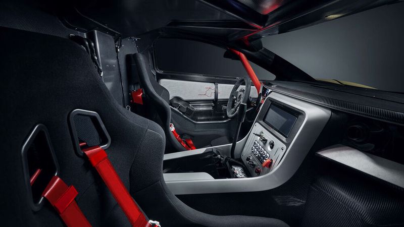 Im Vergleich zum Wettbewerbsfahrzeug präsentiert sich die Fahrgastzelle des Hunter sehr wohnlich. (Bild: Prodrive)