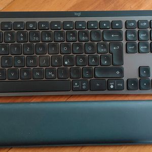 Das Keyboard ist sehr flach und fühlt sich beim Tippen wie eine hochwertige Notebook-Tastatur an. Die gepolsterte Handballenablage gehört zum Lieferumfang.(Bild:  Vogel IT-Medien)