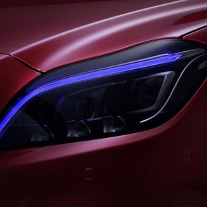 Mehr ein Gag ist dabei das blau getönte „Begrüßungslicht“, das bei Annäherung des Fahrers aufleuchtet.(Foto:  Daimler)
