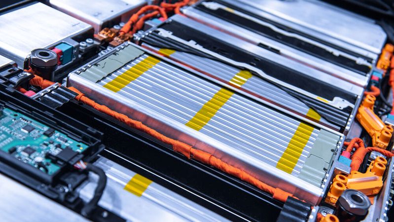 Ab Februar 2027 benötigen alle neu in der EU auf den Markt gebrachten Traktionsbatterien, Batterien von Zweirädern und Industriebatterien über 2 kWh Kapazität einen digitalen Batteriepass.(Bild:  Sergii - stock.adobe.com)