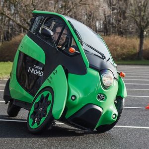 Der Toyota iRoad neigt sich spektakulär in jede Kurve.(Bild:  Toyota)
