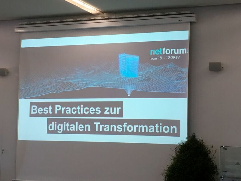 „Best Practices zur digitalen Transformation“ war auch zugleich das Motto des Strategiekongresses netforum22 der DTM-Group.  (Dietmar Müller)