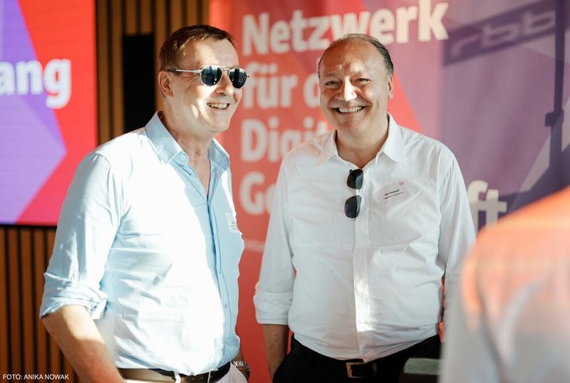 Dem Wetter angepasst: Brandenburgs CIO Ernst Bürger mit D21-Präsident Marc Reinhardt. (Bild: Initiative D21/Anika Nowak)