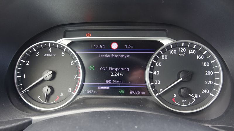 Beim Kombiinstrument setzen die Japaner auf analoge Anzeigen mit einem Display in der Mitte. Je nach Ausstattung ist das 4,2 Zoll oder - wie in unserem Testwagen - 7 Zoll groß. (Bild: Dominsky/»kfz-betrieb«)