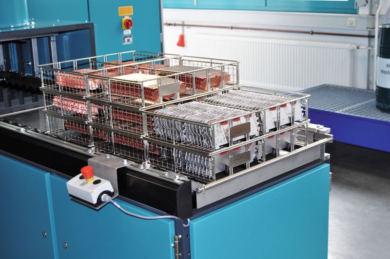 Nach dem Einziehen der Trennwände wird die Rollenbahn zur Entnahme der Warenträger mit den gereinigten und gekühlten Stanzteilen als einzige Komponente der Reinigungsanlage in den Sauberraum ragen. Im Sauberraum werden die Blechteile zu elektrischen Leistungsmodulen montiert. (Bild: Schmidt)