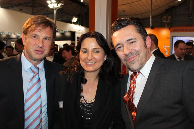 Am Dienstagabend wurde bei der Vogel Business Media am Messe-Stand in Halle 9 traditionell auf eine erfolgreiche Hannover Messe 2014 angestoßen. Gute Gespräche und Live-Musik von der Band „Famos“ sorgten bei den zahlreichen Standpartygästen für eine ausgelassene Stimmung. (Siegl/Vogel Business Media)