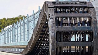 Igus prüft auf der eigenen, 200 m langen Außentestanlage in Köln E-Ketten und -Leitungen für lange Verfahrwege unter realen Bedingungen. (Igus)