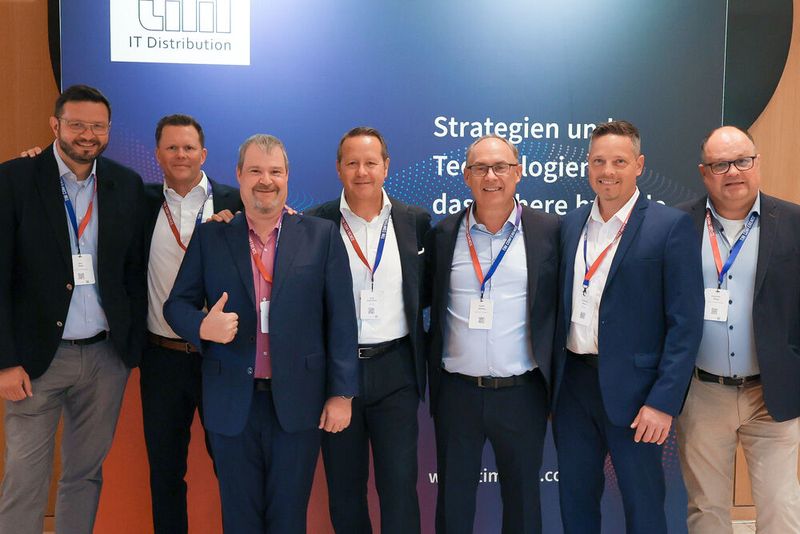 Eine starke Partnerschaft zwischen TIM und Dell: (v. l.) Jens Löber, Tim Henneveld, Michael Wasinski, Jörg Eilenstein, Frank HIllberg, Thomas Asten, Joachim Rapp (Bild: TIM AG)