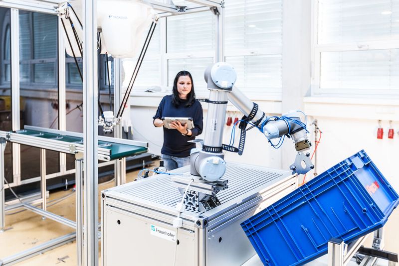 Über drag&bot können Roboter nach dem Drag-and-Drop-Prinzip programmiert werden. Im Bild geschuiehgt das mit einem Roboter der dänischen Firma Universal Robots.  (Bild: Fraunhofer IPA)