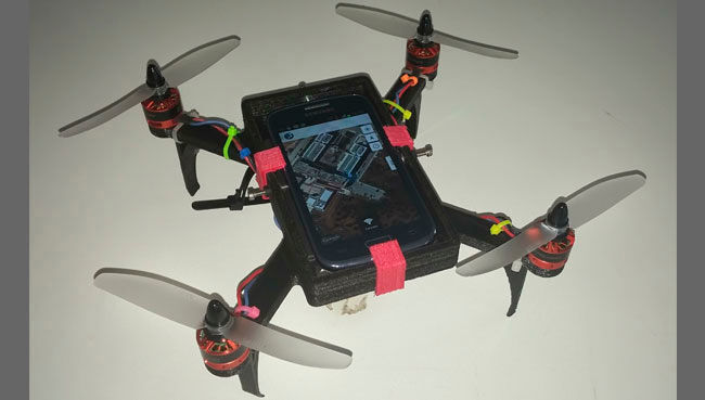 Die SaveMe Drohne nutzt ein Smartphone um Menschen in Notsituationen zu unterstützen. (Bild: The UAE Drones for Good Award)