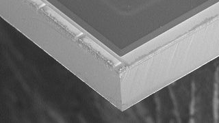 REM-Aufnahme eines SiC-Chips nach dem Thermischen-Laserstrahl-Separieren (TLS-Dicing) (Foto: 3D-Micromac AG)