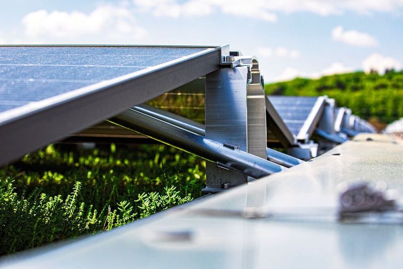 Die neue Photovoltaik-Anlage ist auf der Produktionshalle 1 von Bystranic installiert und liefert nicht nur Energie für die Produktion von Lasermaschinen sondern auch für E-Mobility. (Bystronic)